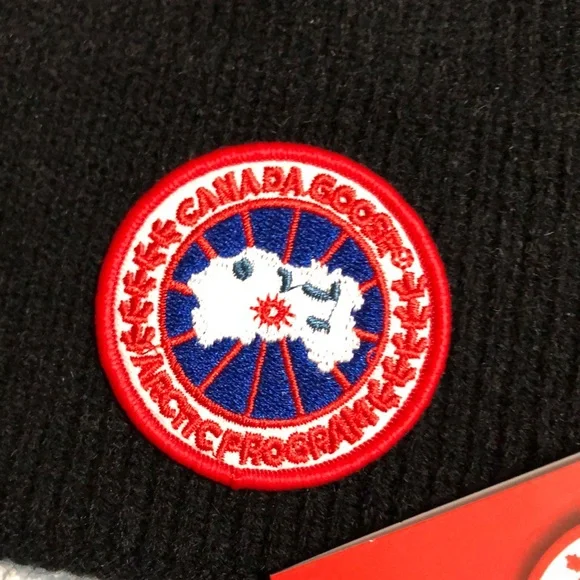 Canada Goose Black Hat with Brown Fur Pom display picture 1